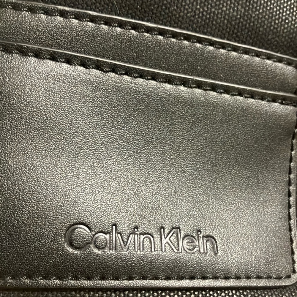 9 compartment  Black “ Calvin Klein” fanny pack🩷💙 adjustable strap